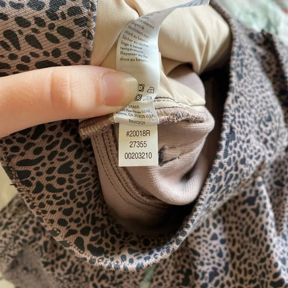 SPANX Jean-ish Ankle Leggings in Desert Dot Leopard Print Size Small Pull On - Picture 8 of 8